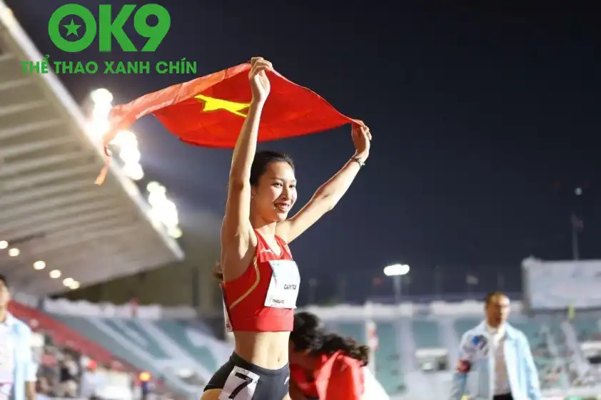 Cẩm Tú ăn mừng cùng quốc kỳ Việt Nam (Ảnh: FBNV). Cẩm Tú ăn mừng cùng quốc kỳ Việt Nam (Ảnh: FBNV).