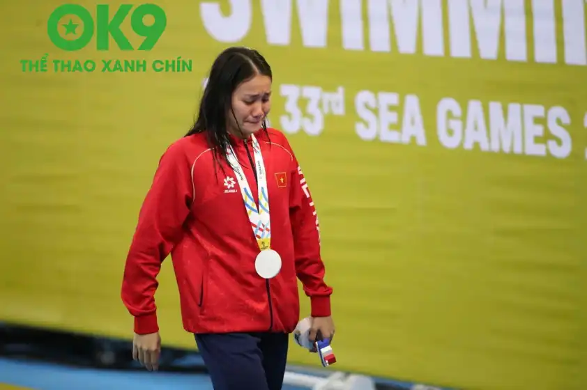 Mỹ Tiên đi thẳng vào phòng thay đồ Mỹ Tiên đi thẳng vào phòng thay đồ